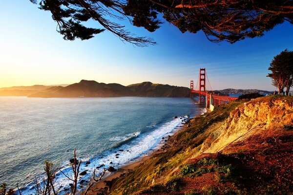 Hermosa puesta de sol junto al mar en los Estados Unidos