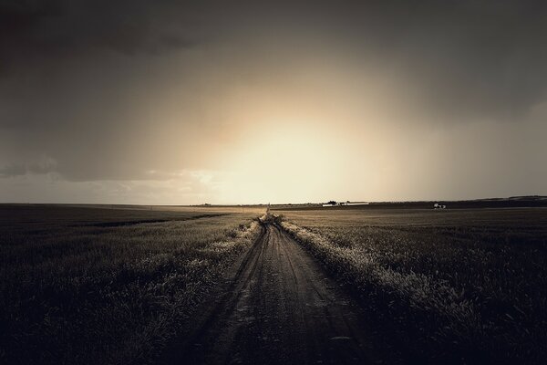 Sonnenuntergang vor dem Hintergrund einer nebligen Straße in der Ferne