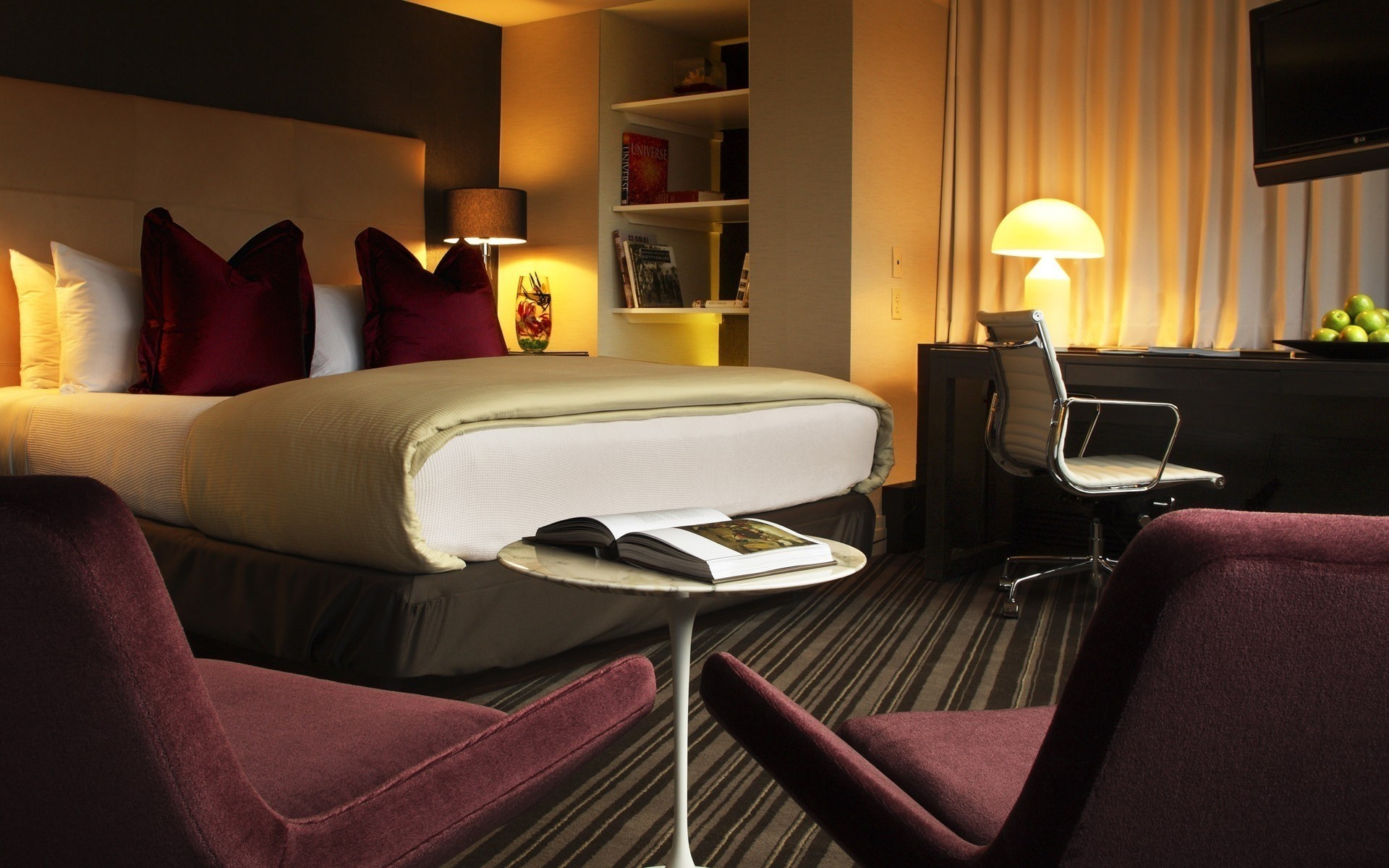 мебель номер в помещении стул лампа место отель дизайн интерьера роскошные таблица кровать внутри спальня диван подушка ковер современные окна семья пол рабочий стол кресло