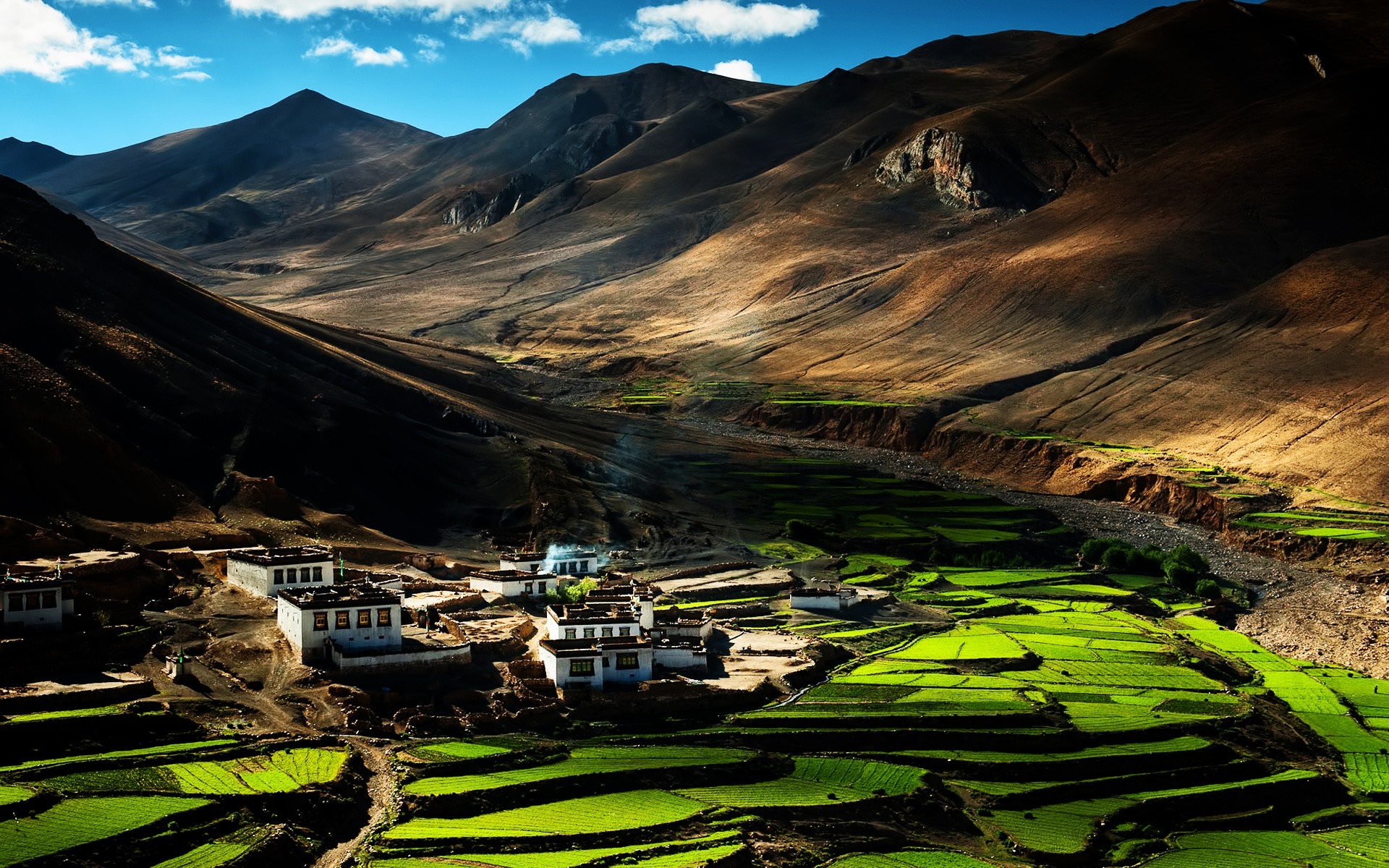 景观 景观 山 旅游 自然 天空 雪 户外 山谷 风景 水 路 岩石 草 房子 烟