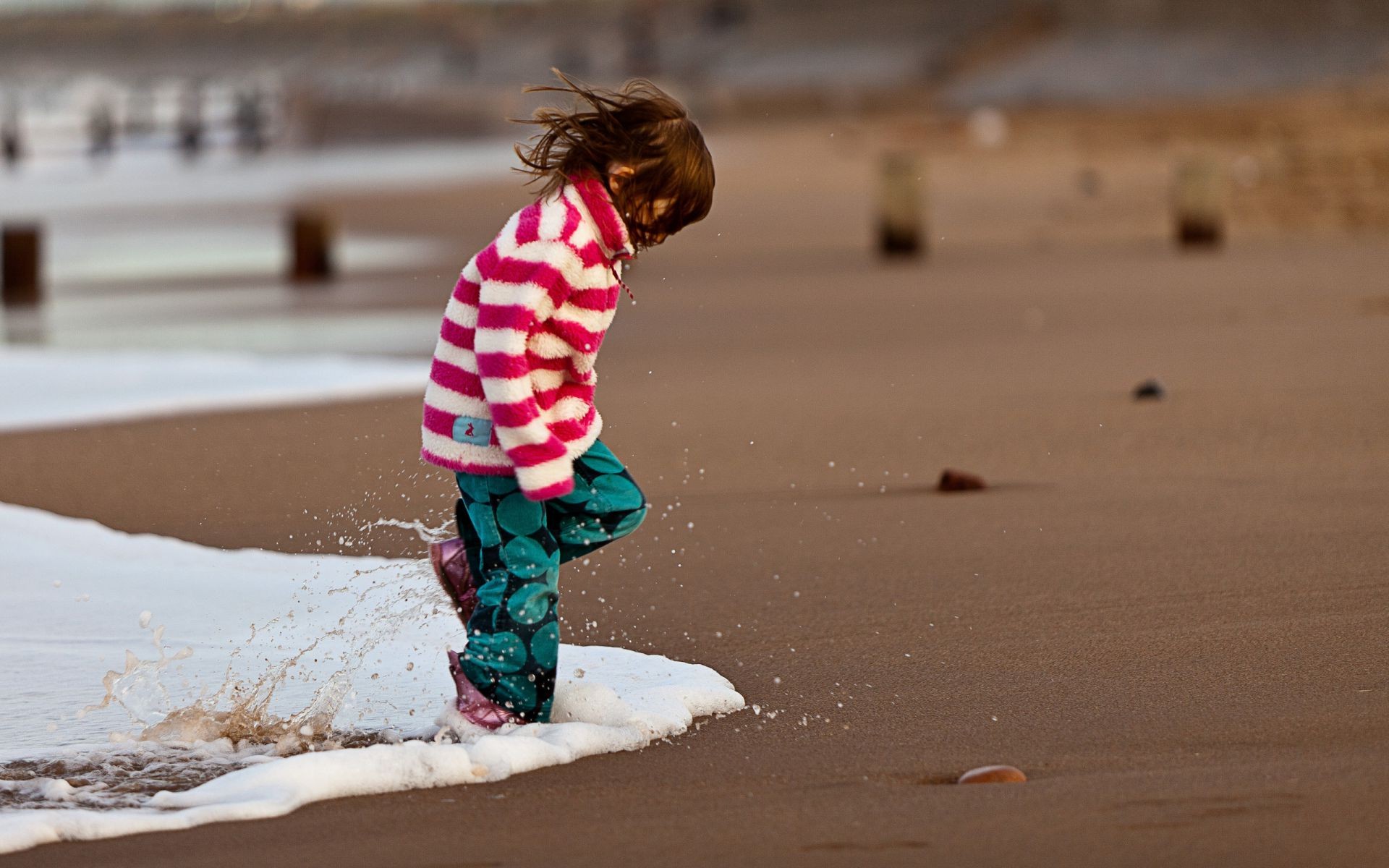 bambini bambino spiaggia sabbia ragazza da solo acqua divertimento mare ritratto all aperto viaggi mare vacanze tramonto vacanze strada