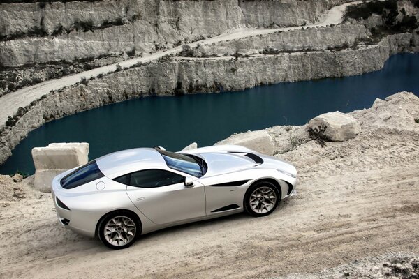 Voiture de vitesse sur les rives du lac de montagne