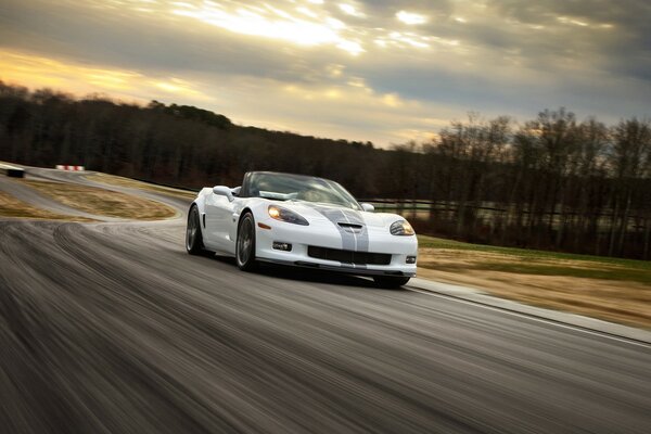 Belle voiture de course blanche