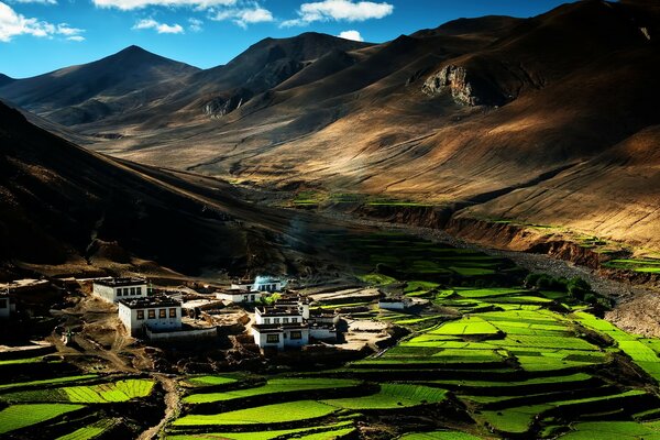 Affondare nel paesaggio, le montagne viaggiano attraverso questa bellissima natura