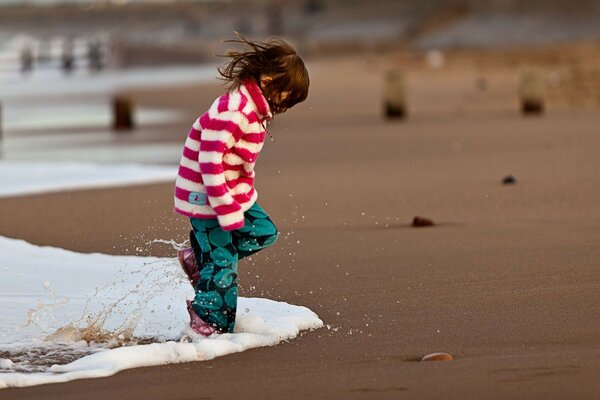 Bambina in riva al mare