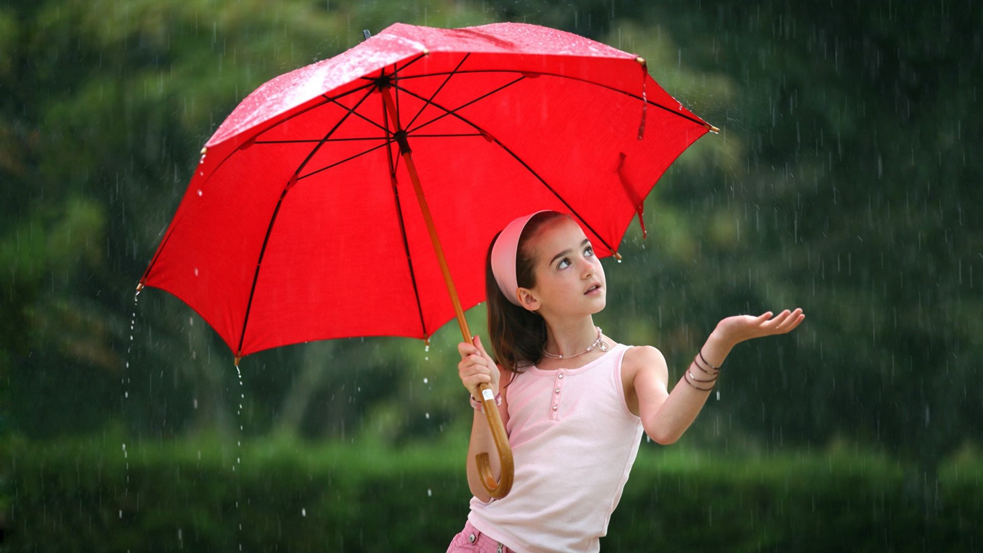 bambini ombrello ragazza pioggia donna all aperto natura estate erba da solo divertimento tempo libero parco bambino ritratto