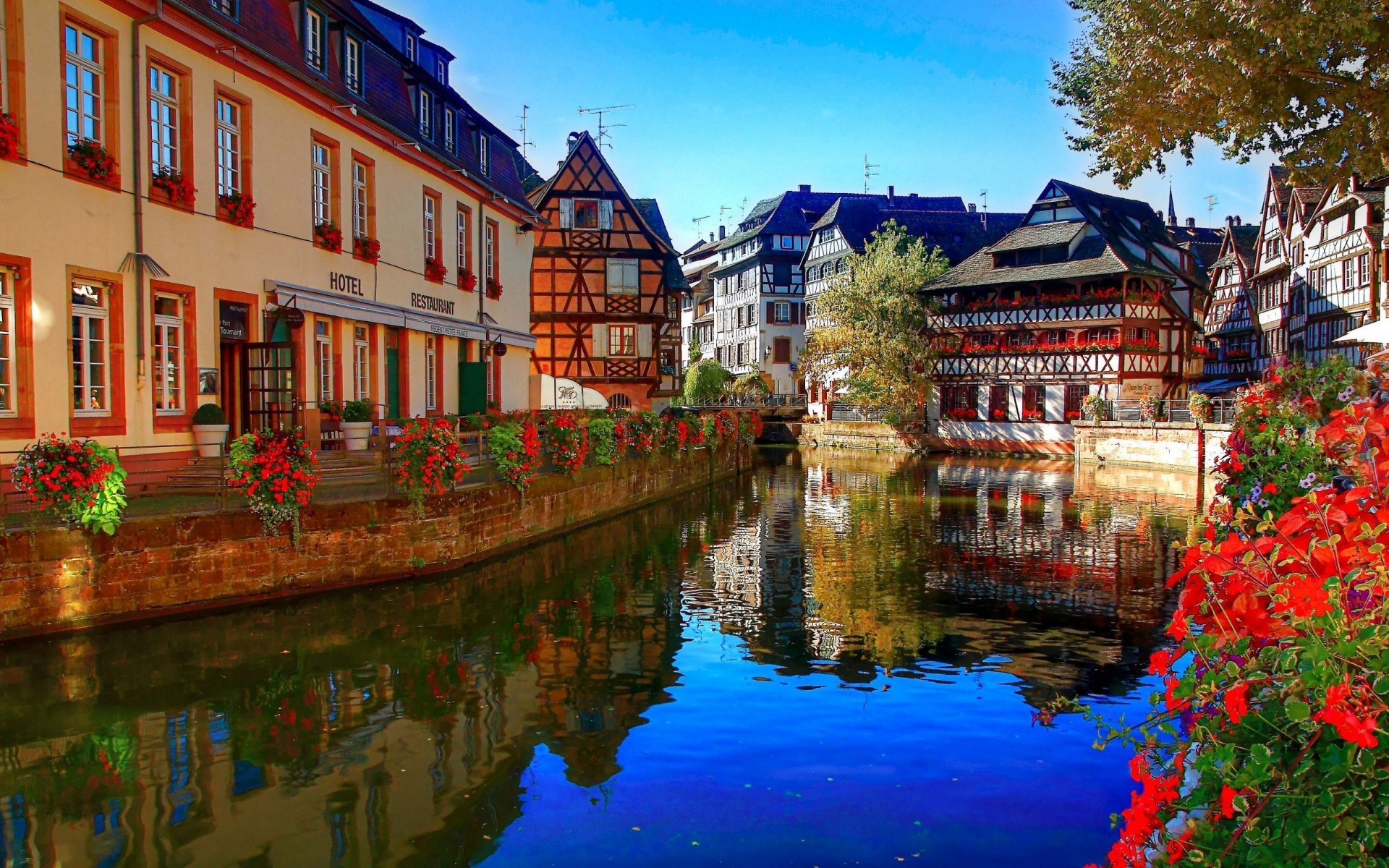 francia architettura casa viaggi acqua turismo casa all aperto città fiume riflessione cielo canale città tradizionale paesaggio