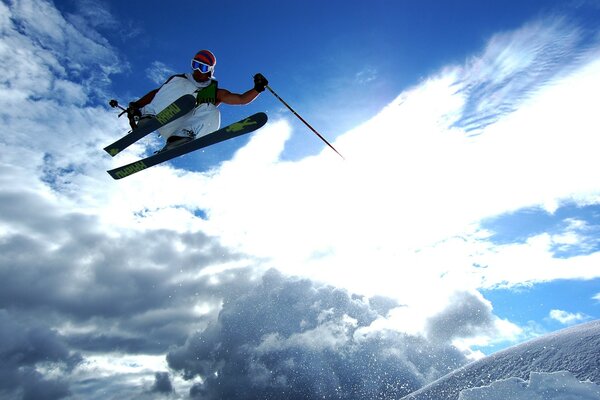 Saut de skieur sur fond de ciel bleu