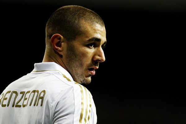 Benzema pensativo em forma de branco com ouro