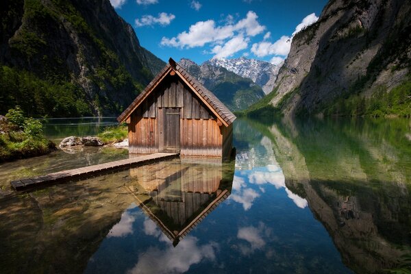 Bela natureza montanhosa com lago