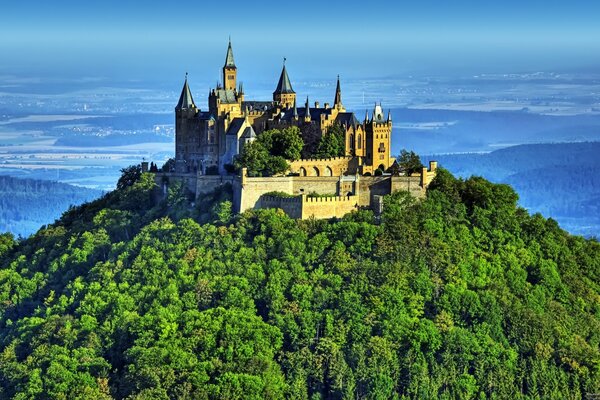 Um enorme castelo no topo da montanha