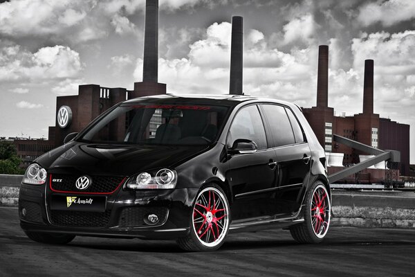 Қызыл дөңгелектері бар жылдам volkswagen