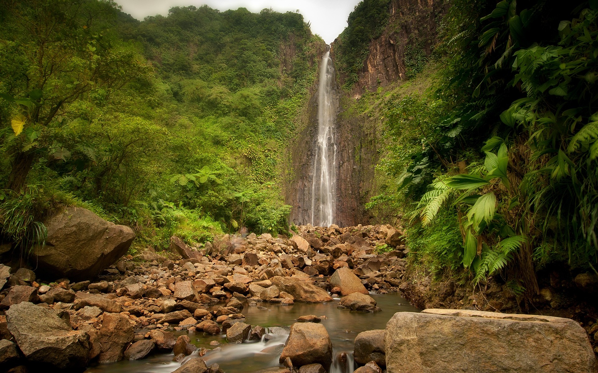 paisaje agua madera cascada viajes al aire libre árbol río naturaleza paisaje roca hoja montañas corriente luz del día otoño escénico medio ambiente verde árboles piedras montañas