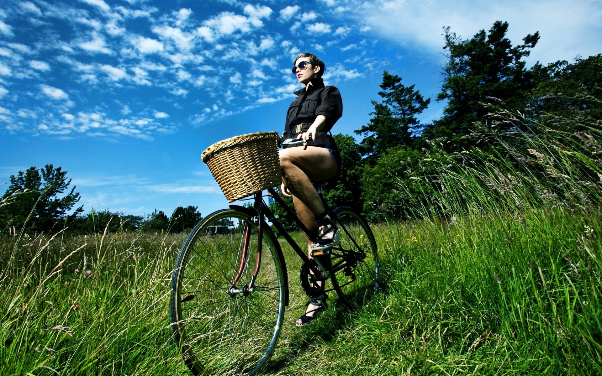 ciclismo hierba verano al aire libre naturaleza ocio ruedas ocio cielo libertad madera heno paisaje fondo mujer