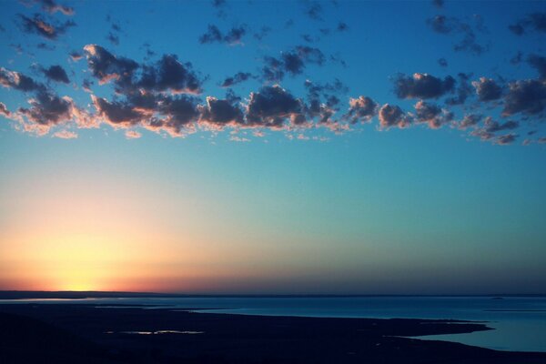 Alba sull orizzonte del mare