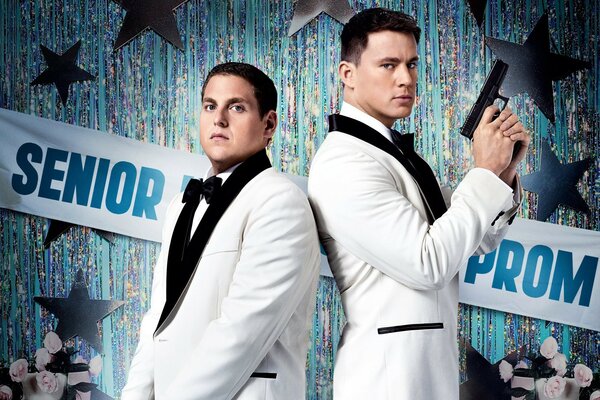 Cartel de la película con dos actores en chaquetas blancas con pistolas