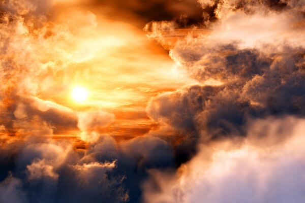 Cumulus de pluie au coucher du soleil