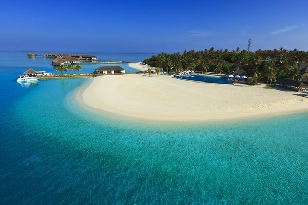 偏远岛屿上的蔚蓝海滩