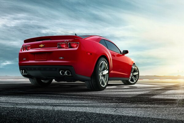 Hermoso coche chevrolet color rojo