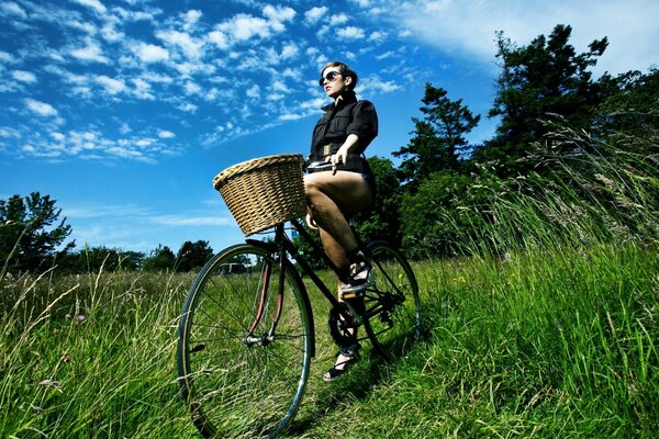 Senhora legal na bicicleta