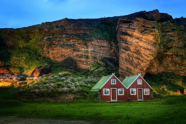 Paisagem incomum com montanhas e casas de hóspedes