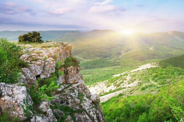 شروق الشمس على الجبل في صباح جميل