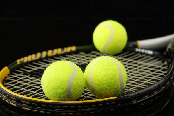 Tenis için raket ve yeşil toplar