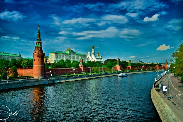 Muro del Kremlin cerca del río en el fondo de la iglesia