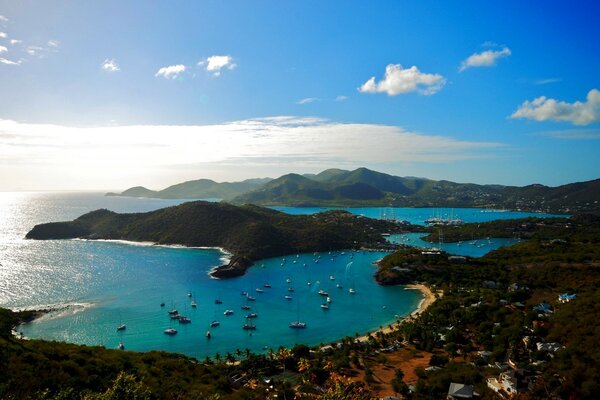 Baia con navi. Mare trasparente e blu e Baia con le navi