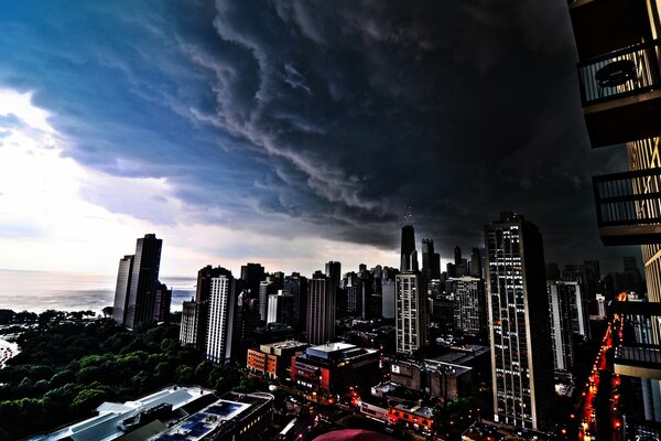 Nuvole di tempesta che entrano in città