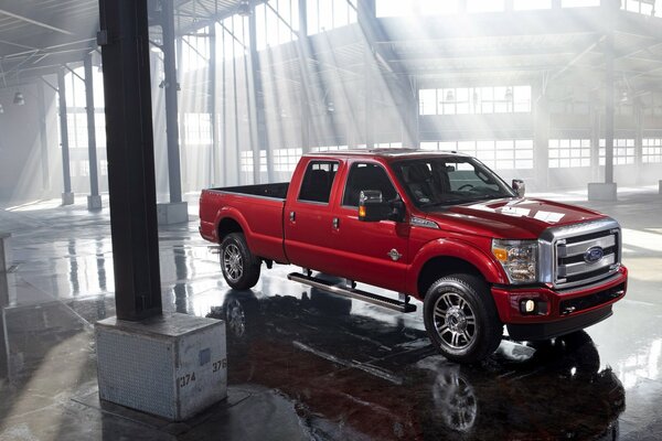 Voiture Ford dans la carrosserie de la camionnette en rouge