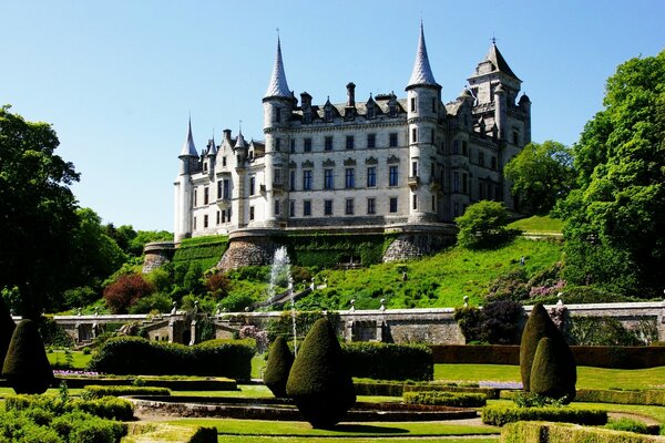 Arquitectura de las ciudades. Castillo rodeado de hermosa naturaleza