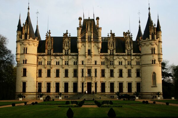 Die Architektur des Schlosses mit dem Turm in Frankreich