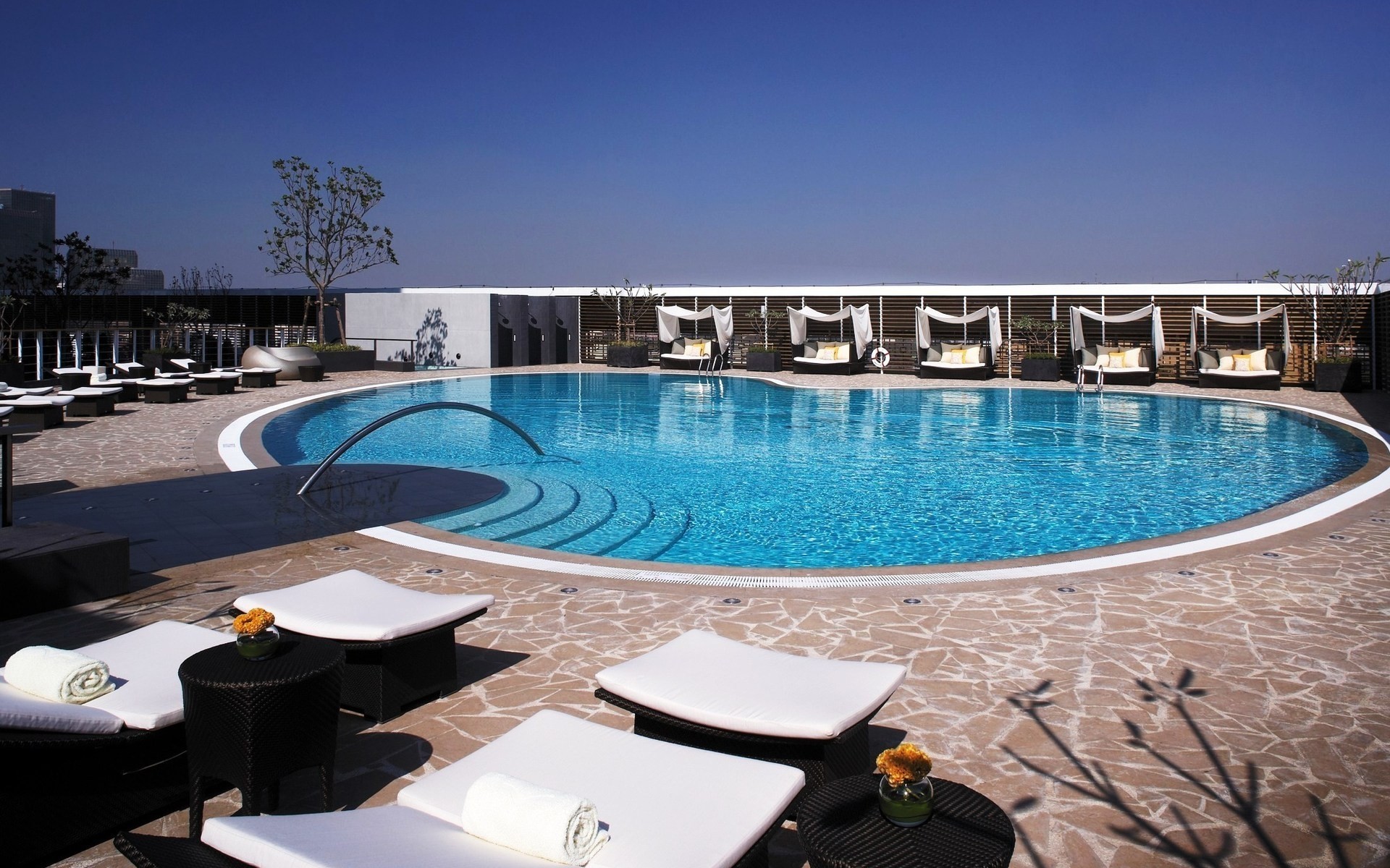 плавательный бассейн воды плавание роскошные путешествия бассейн отель отдых стул у бассейна отдых отпуск курорт современные на открытом воздухе небо лето релаксация дизайн фон