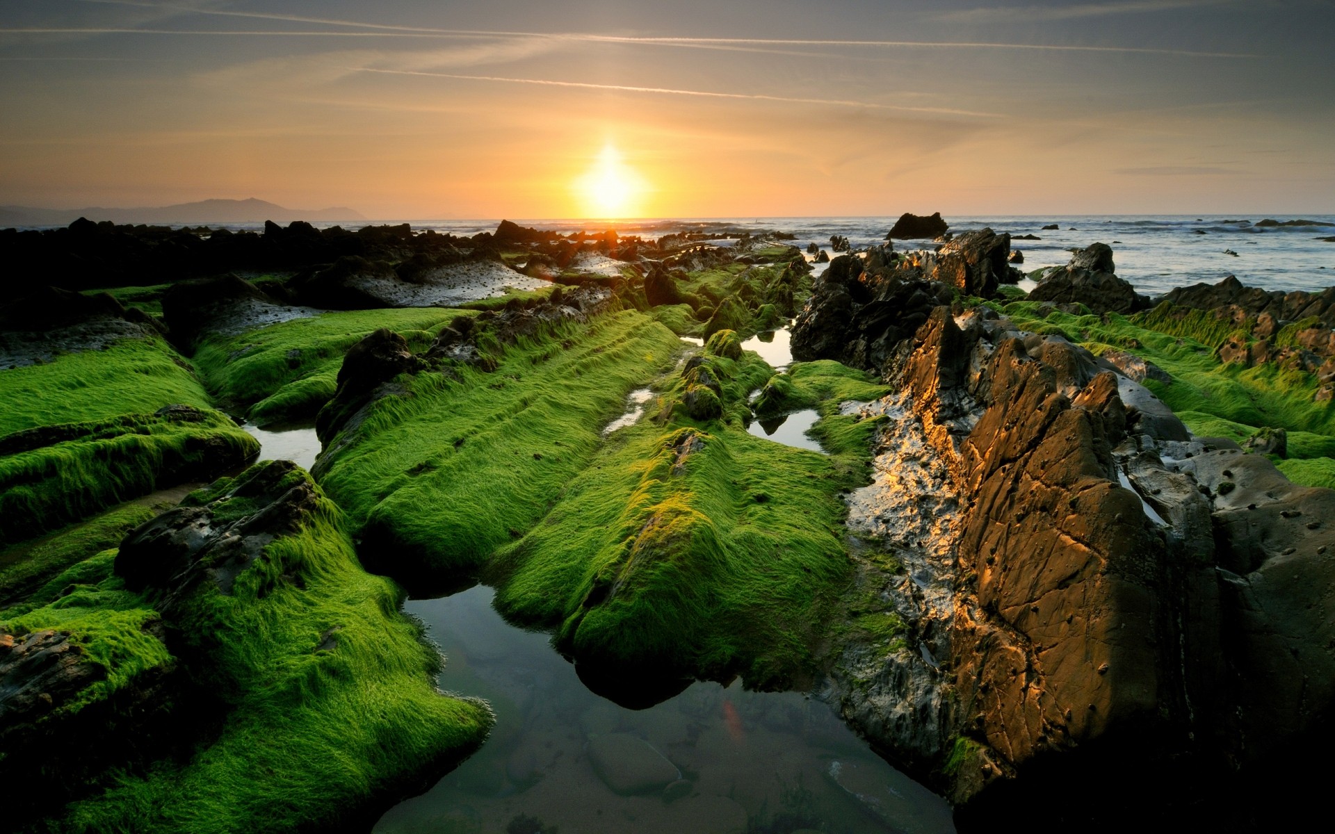 paysage eau paysage coucher de soleil aube voyage plage océan mer mer ciel nature dehors soleil soir crépuscule lac réflexion pierres pierres herbe vert