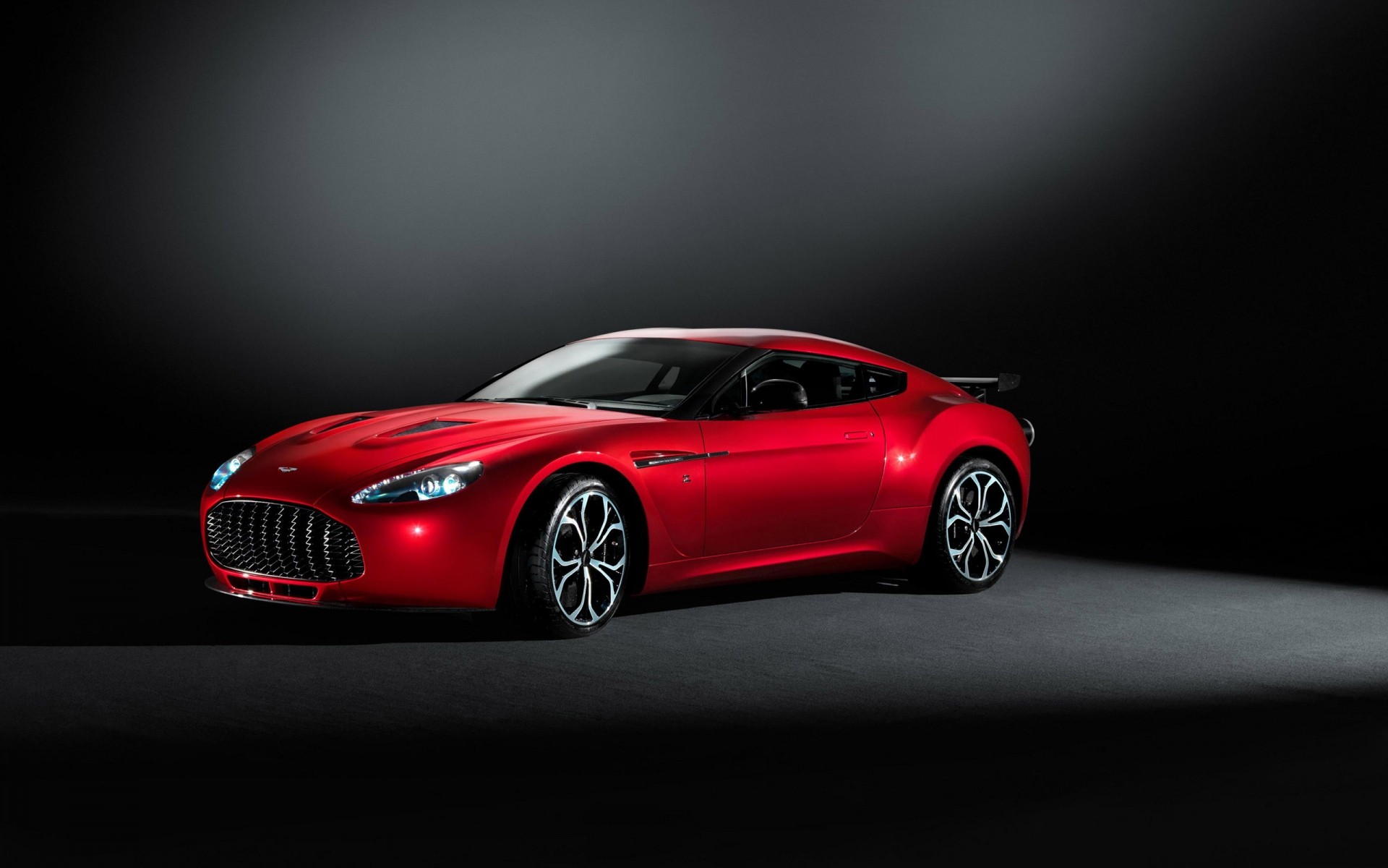 aston martin carro chernushka automóvel calçada carro meio-dia ação cupê rodas pressa asfalto rápido mostrar sedan borrão corrida aston martin zagato