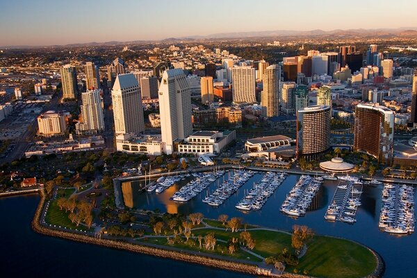 Eine große Stadt am Meer in den USA