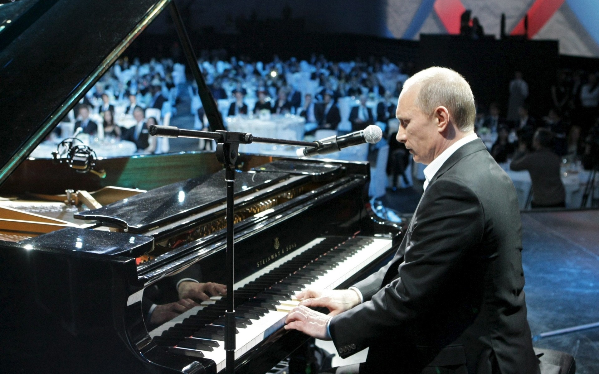 política piano música músico instrumento pianista desempenho concerto festival solteiro homem adulto putin microfone homem homens