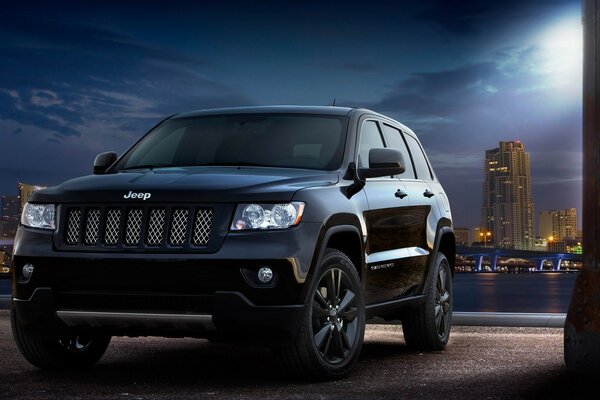 Voiture de marque, Jeep sur fond de ville de minuit