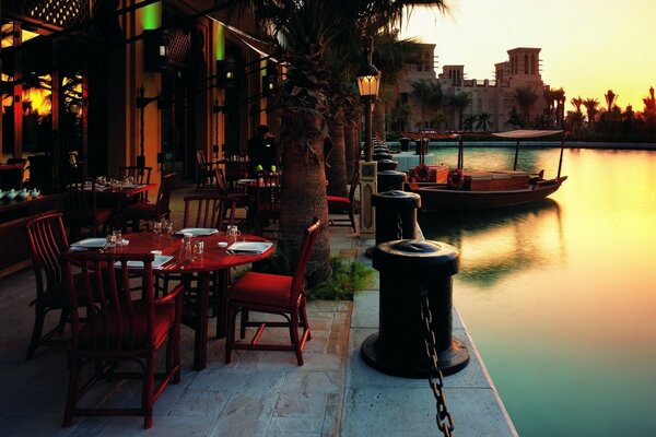 Restaurante en los Emiratos Árabes Unidos en medio del sol Poniente