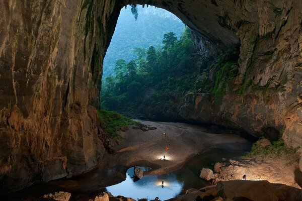 Schöne Bergschlucht mit einem kleinen See