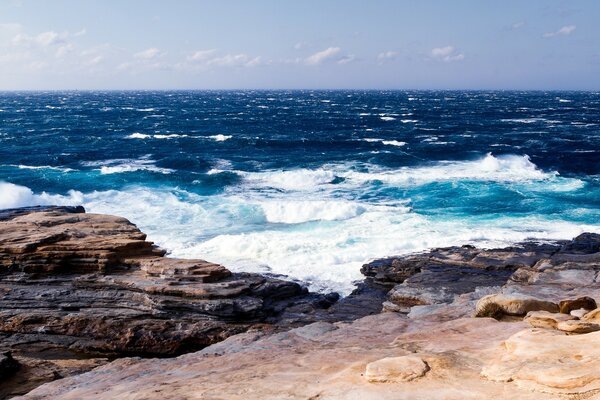 Si la mer est seulement avec le rivage où il y a des rochers