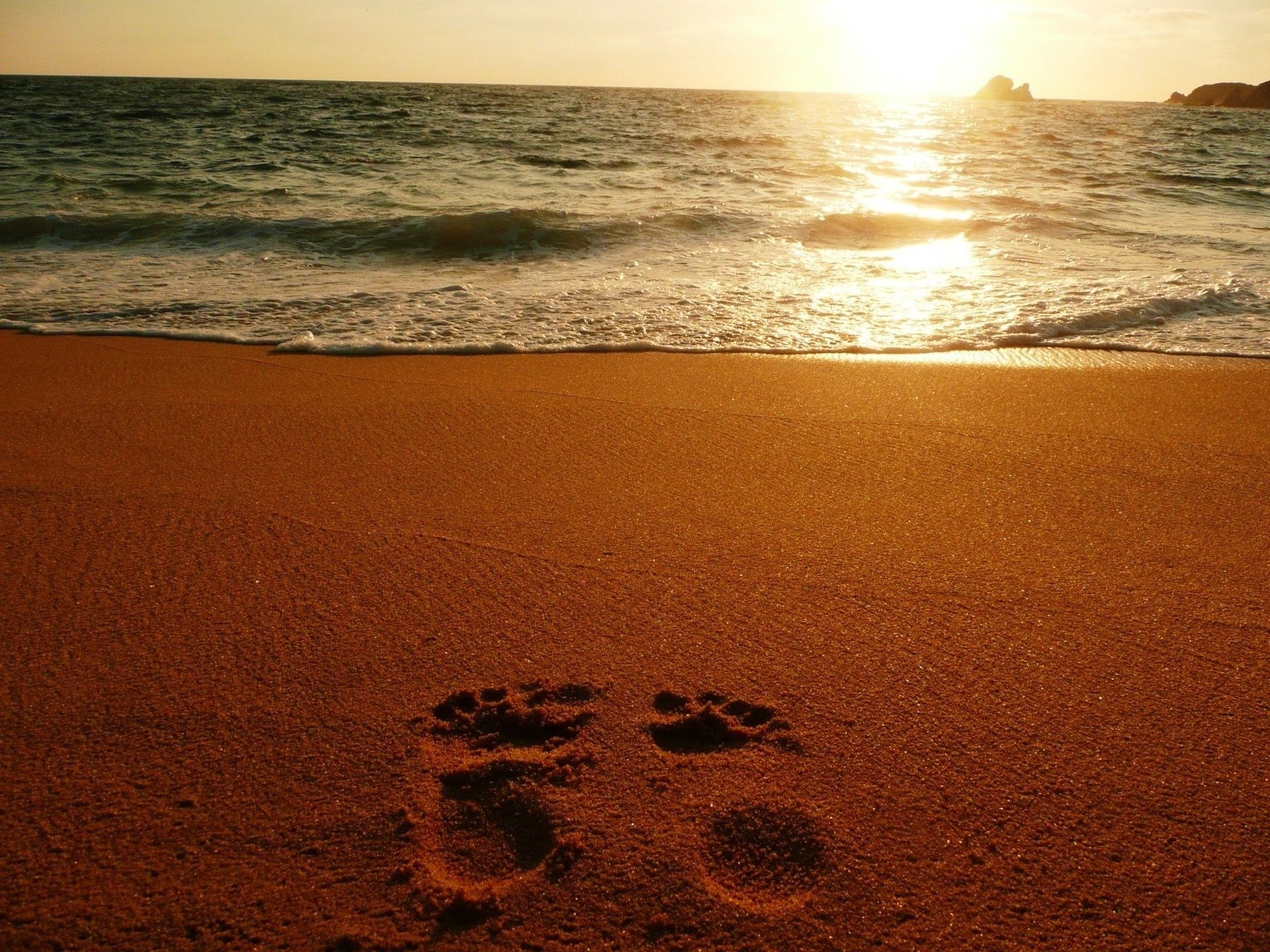 Следы в красном море. Море песок. Пляж закат. Пляж песок закат. Солнце на песке.