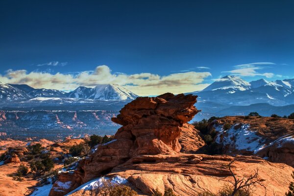 Increíble paisaje de montañas y cielo