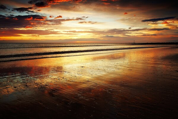 Sonnenuntergang. Landschaft. Der Strand. Sonnenaufgang. Dämmerung