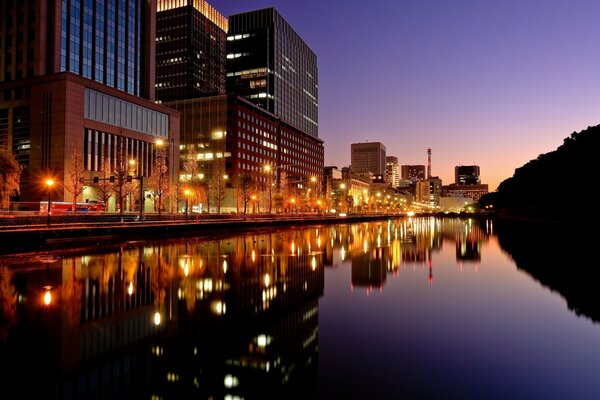 Die Architektur der Städte in Japan im Dunkeln der Nacht