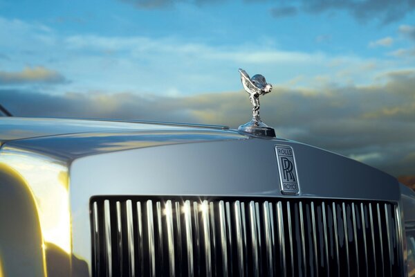 На фоне неба rolls royce особенно шикарен