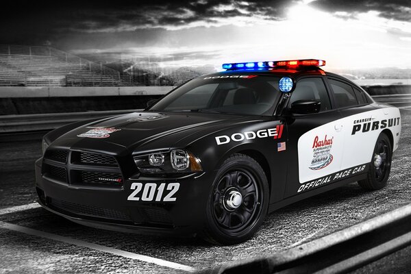 Dodge coche de policía con luz intermitente