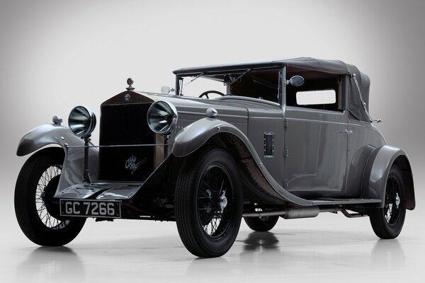 Coche gris Vintage en exhibición