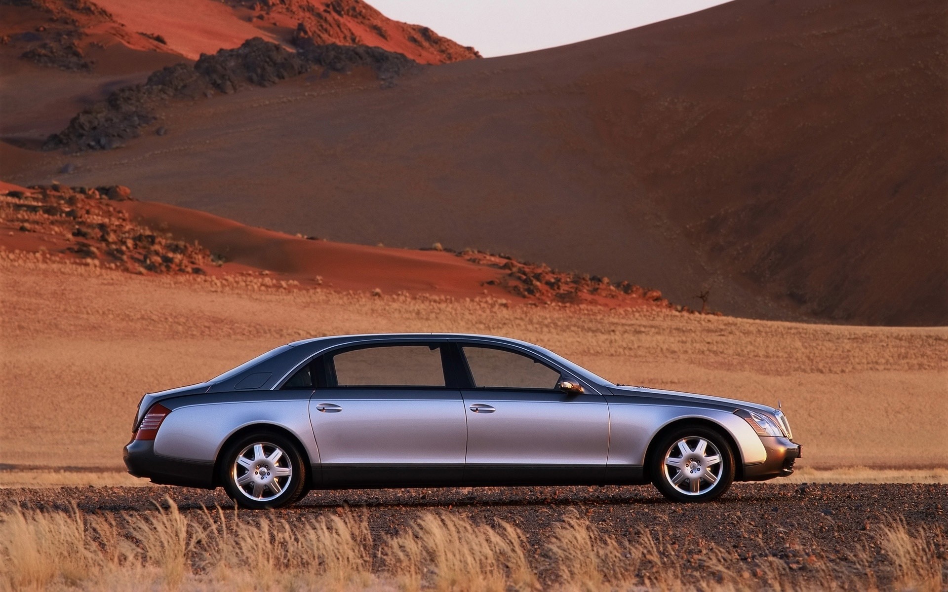 maybach автомобіль автомобіль пустеля поспішайте транспортна система полудень захід подорожі пісок чорнушка автомобільна мустанг майбах 62